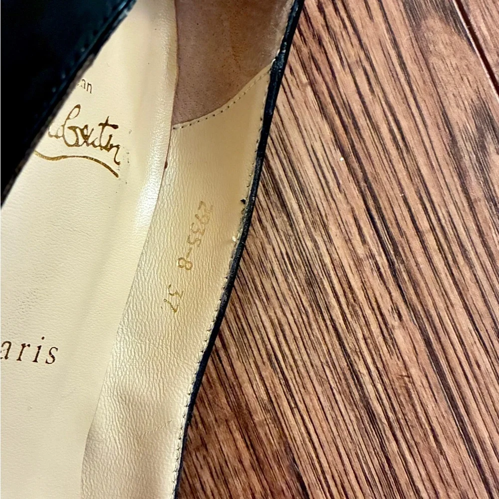 EUC AUTHENTIC Christian Louboutin
Very privé patent leather peep toe heels - Picture 6 of 10